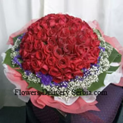 Bouquet de 101 roses rouges avec des remplissages saisonniers