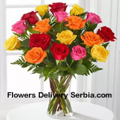 19 Roses de Couleurs Mélangées avec des Remplissages de Saison dans un Vase en Verre